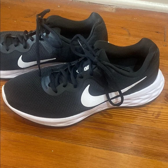 Nike Black and White Athletic Sneakers - Picture 1 of 4